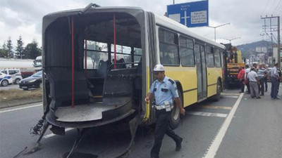 Belediye otobüsü seyir halindeyken ikiye bölündü