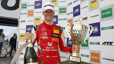 Mike Schumacher dolu dizgin gidiyor