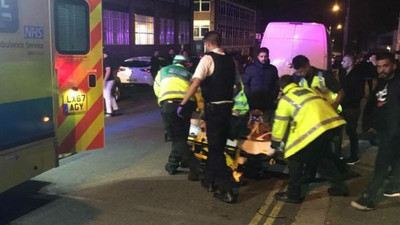 Londra'da araç cami çıkışı yayaların arasına daldı