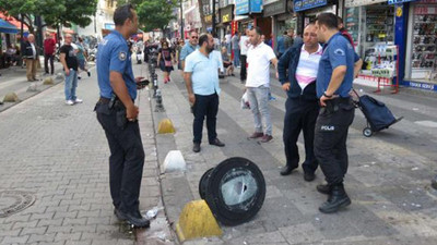 Kadıköy'de yürürken başına sokak lambası düştü