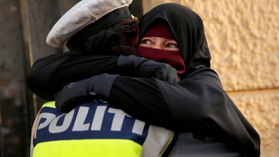 Protestocuya sarılan polis hakkında soruşturma