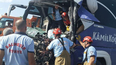 Otobüs temizlik aracına çarptı