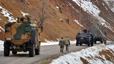 Askeri aracın geçişi sırasında patlama