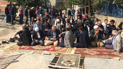 Camisi yıkılan mahalleli sokakta namaz kıldı