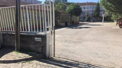 Üzerine okul kapısı düşen çocuk hayatını kaybetti