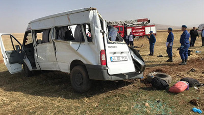 Göçmenleri taşıyan minibüs devrildi: 2 ölü, 20 yaralı