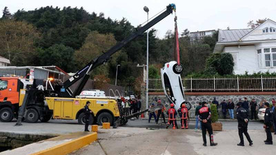 Fotoğraf çektirip otomobili denize attı