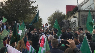 Çerkeslerden Kanal D önünde protesto: Ana sütü bozuk olmaz