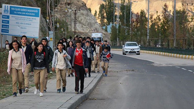 Erzurum'da öğrenciler yine yollarda kaldı