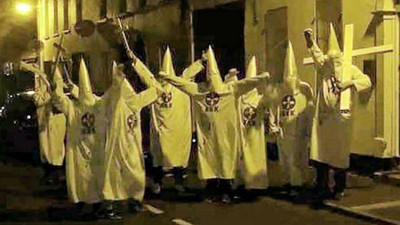 Ku Klux Klan kıyafetli gruba inceleme