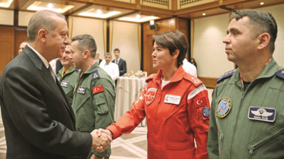 Şengal ve Rojava'yı vuran pilotları Saray'da ağırladı