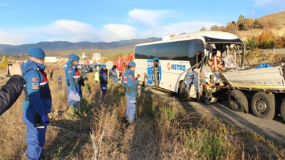 Askerleri taşıyan otobüs kaza yaptı: 2 ölü