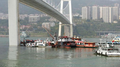 Şoförle yolcu kavga etti, otobüs nehre uçtu: 15 ölü