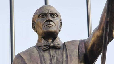 İzmir'de Atatürk'e benzemediği iddia edilen heykel tartışma yarattı