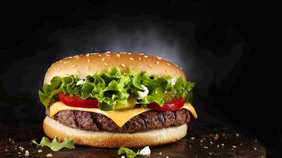 Ünlü fast food zincirinin hamburgerinden kurtçuk çıktı