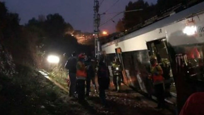 Barselona'da tren raydan çıktı