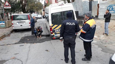 Bakırköy'de yol çöktü, öğrenci servisi mahsur kaldı