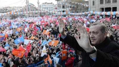 Yeni Şafak yazarı: 'Böyle giderse AK Parti dönüşümü başaramayacak'