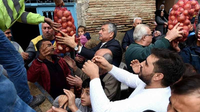 Seyhan Belediye Başkanı soğan dağıttı