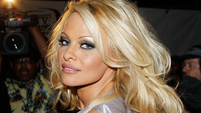 Pamela Anderson'dan 'Sarı Yelekliler'e destek