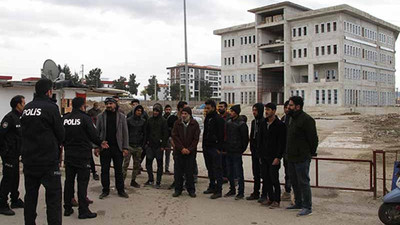 Belediye hizmet binası inşaatında çalışan işçiler iş bıraktı