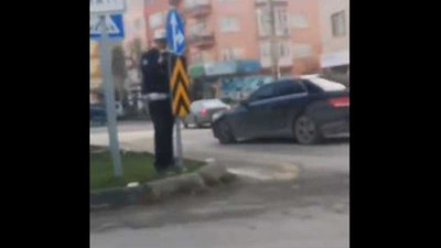 Polis para cezası kesmek için levhanın arkasında pusuya yattı