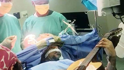 Beyin ameliyatı olurken gitar çaldı