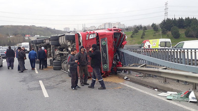 Bayrampaşa'da et yüklü TIR devrildi: 2 yaralı