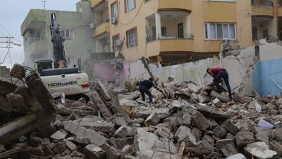 Cizre kayyımının ihmaliyle zarar gören binalar yıkıldı