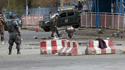 Afganistan'da polis karakoluna saldırı