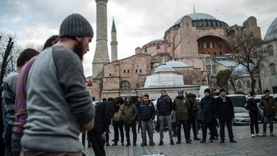 Müzede dansa namaz kılarak tepki gösterdiler