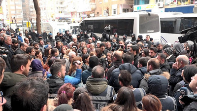 Polisten kadınlara engel: 3 kişiden fazla yürümek yasak