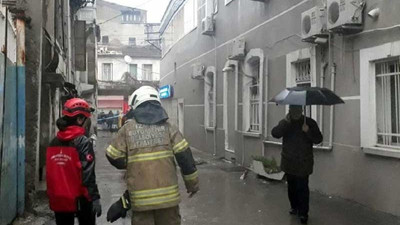 İzmir'de bina çöktü, enkaz altında kalanlar var