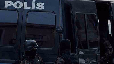 Polis bastığı evde çocukların kafasına silah dayadı