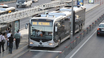 Metrobüste 'biraz ilerle' kavgası: 1 kişi bıçaklandı