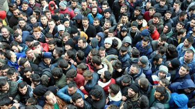 Geceden kuyruğa girdiler: 1200 kişilik işe 60 bin başvuru