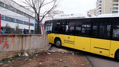 Diyarbakır'da belediyeye otobüsü ile okul servisi çarpıştı: 2'si ağır, 13 yaralı