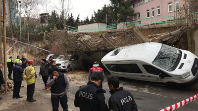 İstinat duvarı araçların üzerine çöktü