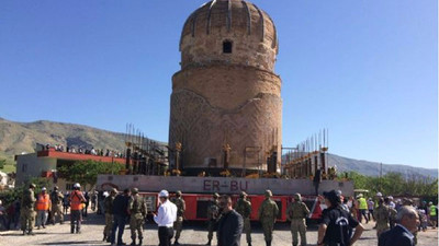 650 yıllık türbe yerinden edildi