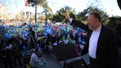 HDP'nin Siirt mitinginde süpürgelere el konuldu