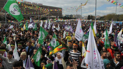 Bakırköy'de Newroz: Yöresel kıyafetlerle meydan rengarenk