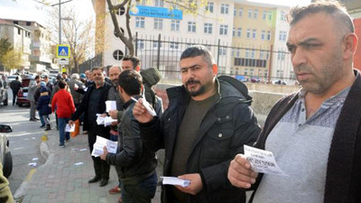 18 bin seçmenli okulun önünde oy kuyruğu