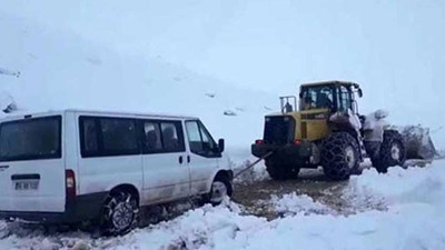 Seçime hava muhalefeti: Oy pusulalarını taşıyan minibüs karda mahsur kaldı