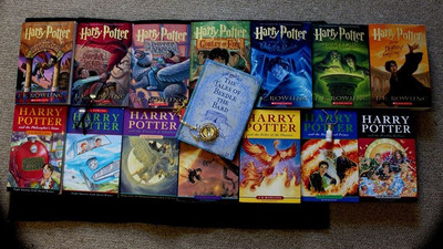 Polonyalı rahipler, 'dine aykırı' dedikleri Harry Potter kitaplarını yaktı