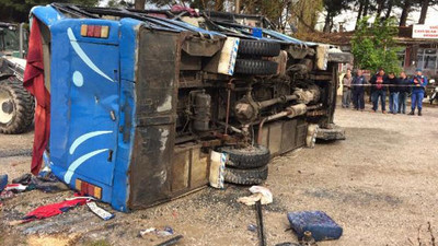 Soma'da tarım işçilerini taşıyan midibüs devrildi: 2 ölü, 25 yaralı