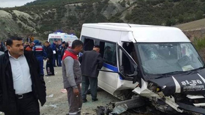 Mersin'de işçi servisi devrildi: 11 yaralı