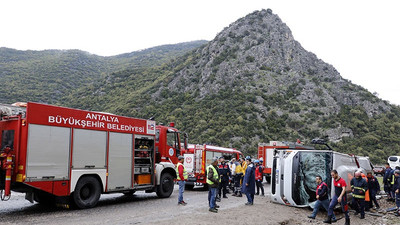 Sporcuları taşıyan midibüs devrildi: 3 ölü, 17 yaralı