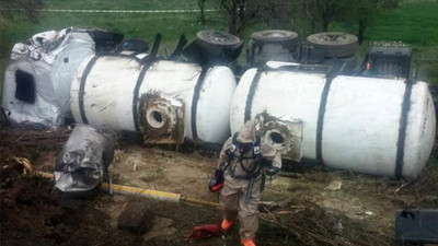 Tanker devrildi: Karayolunda klor alarmı