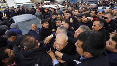 'Saldırganlardan biri bıçak salladı, dirseğimle vurup yere yıktım'