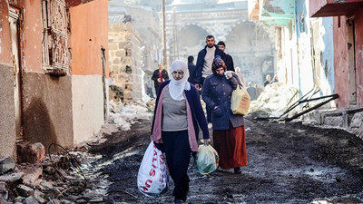 Yerinden edilen Sur halkı evlerine dönmek istiyor